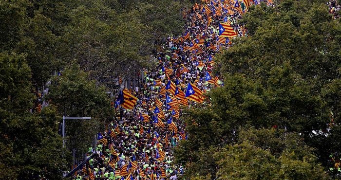 В Барселоне сотни тысяч вышли на улицы в поддержку независимости Каталонии, Мир (политика)
