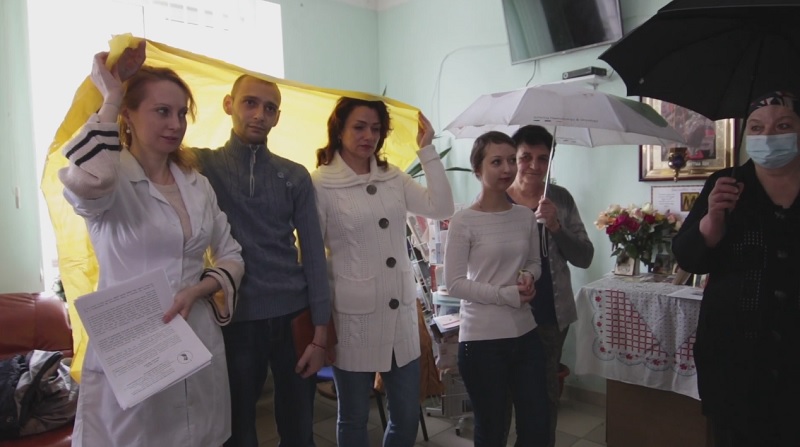 В Киеве пациенты с зонтиками просили отремонтировать больницу, Украина (происшествия)