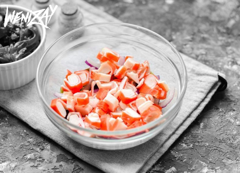 Салат, с морской капустой и крабовыми палочками: Рецепт